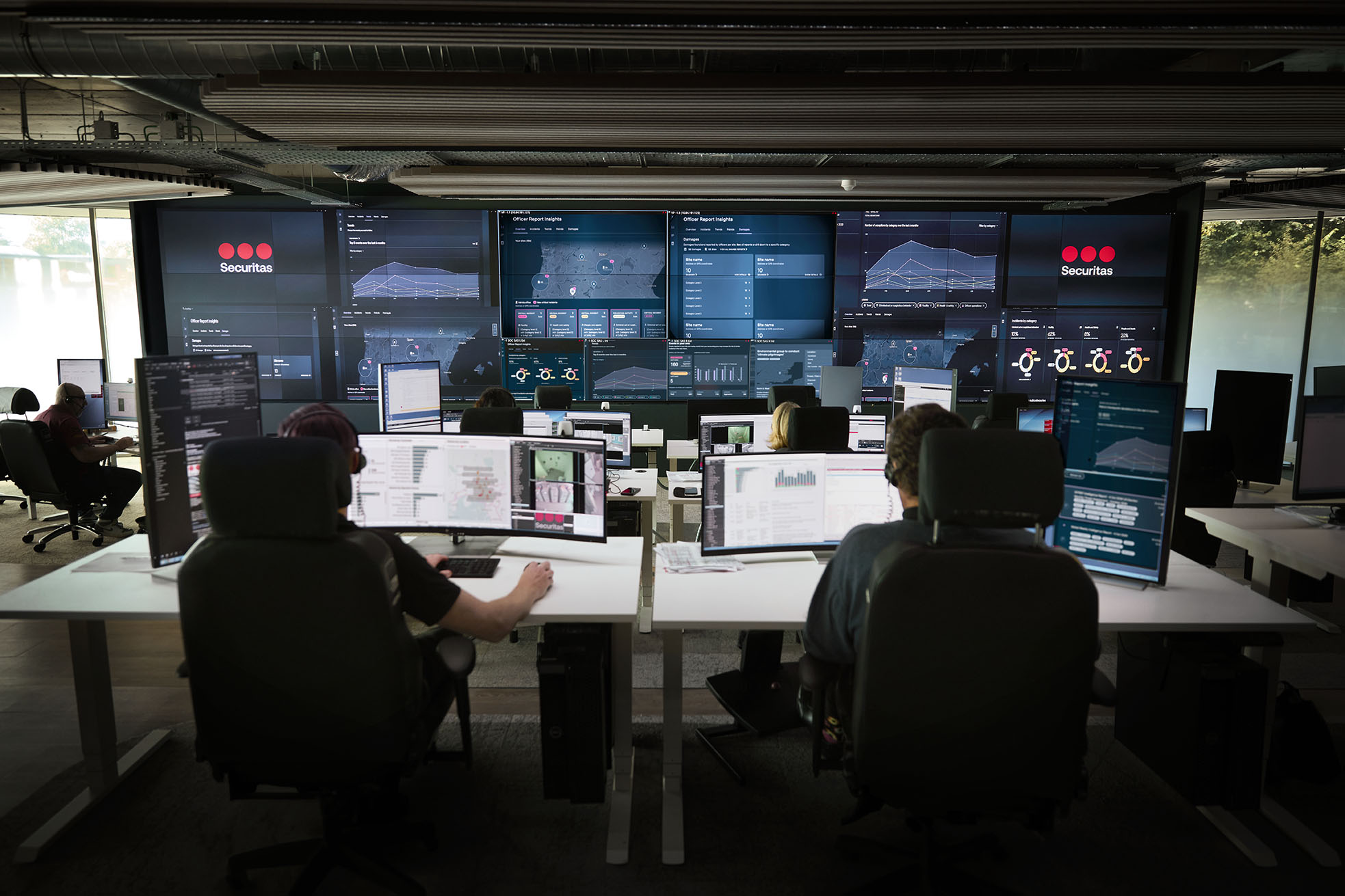 Two Securitas analysists sitting in front of several screens.